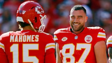 KANSAS CITY, MISSOURI - OCTOBER 22: Travis Kelce #87 and Patrick Mahomes #15 of the Kansas City Chiefs talk before the game against the Los Angeles Chargers at GEHA Field at Arrowhead Stadium on October 22, 2023 in Kansas City, Missouri.   David Eulitt/Getty Images/AFP (Photo by David Eulitt / GETTY IMAGES NORTH AMERICA / Getty Images via AFP)