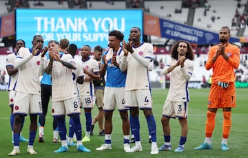 Los jugadores del Chelsea aplauden a los aficionados desplazados al London Stadium tras la victoria ante el West Ham.