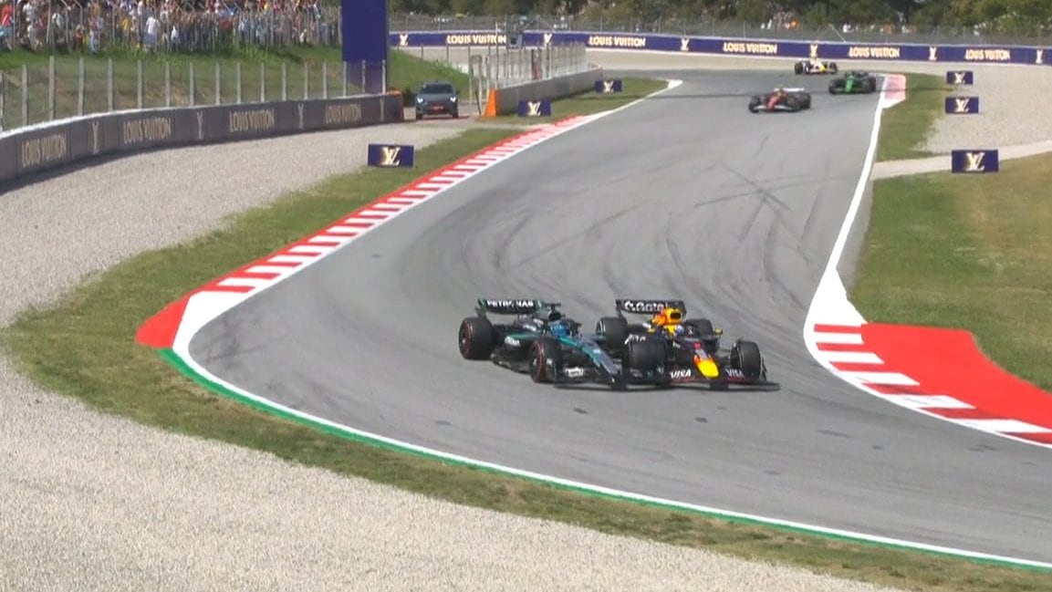 Max Verstappen se toca con George Russell en Barcelona.