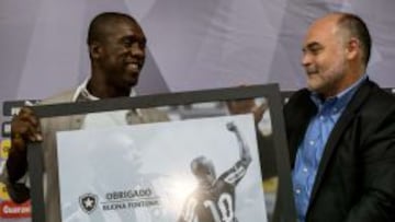 DESPEDIDA. Seedorf recoge de manos de Assump&ccedil;&atilde;o, presidente del Botafogo, un presente.
 