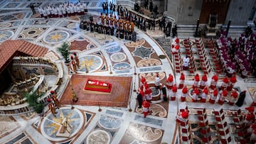 Llegada del féretro del Papa Francisco I a la Basílica de San Pedro, a 23 de abril de 2025, en Ciudad del Vaticano. El féretro del Papa Francisco, fallecido el pasado 21 de abril a los 88 años, se encuentra en la Basílica Papal de San Pedro en el Vaticano para ser velado, tras ser trasladado desde la capilla de la residencia de Santa Marta. A la llegada del féretro a la Plaza de San Pedro se han podido escuchar aplausos que salían de entre los cerca de 20.000 fieles congregados para despedir al Papa.
23 ABRIL 2025;PAPA;MUERTO;FALLECIDO;PADRE;RELIGIÓN;CAPILLA;ARDIENTE;VELATORIO
Stefano Spaziani / Europa Press
23/04/2025