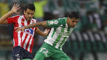 Gonzalo Castellani ante la marca de Sebastián Hernández en el partido entre Nacional y Junior por la Liga Águila II-2018