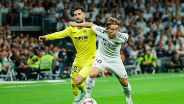 Luka Modric disputa un balón con Baena en el partido ante el Villarreal.