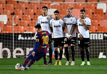 1-3. Leo Messi marca el tercer gol tras un lanzamiento de falta directa.