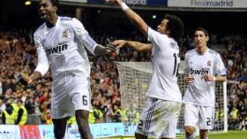 <b>OTRO GOL DE 'MANOLITO'. </b>Adebayor se estrenó en Liga ante la Real Sociedad en el minuto 88 y celebró su segundo gol como madridista en el Santiago Bernabéu.