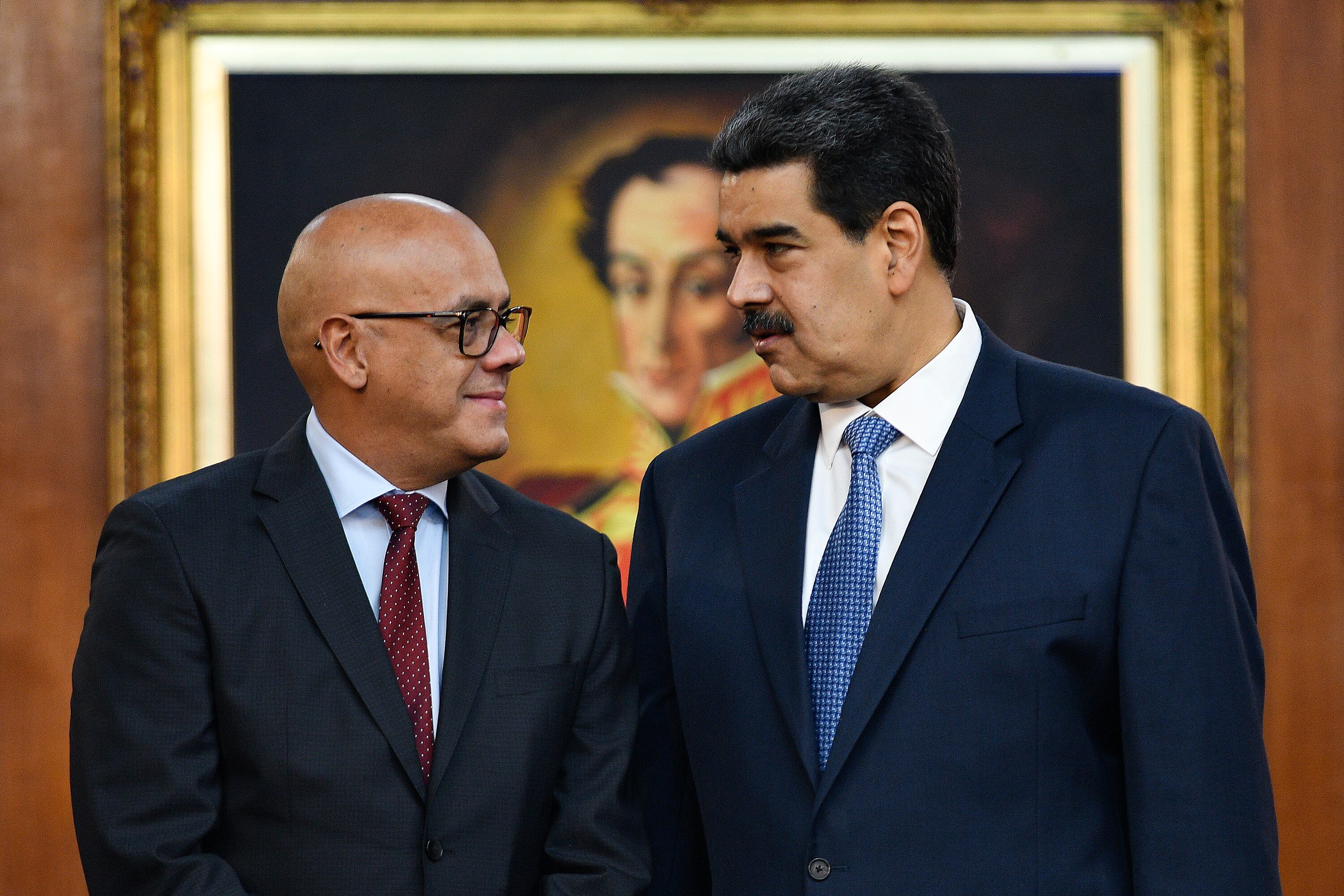 CARACAS, VENEZUELA – 27 DE JUNIO: El presidente de Venezuela, Nicolás Maduro (R), habla con el Ministro de Comunicaciones de Venezuela, Jorge Rodríguez (L), durante la ceremonia del Premio Nacional de Periodismo Simón Bolívar en el Palacio de Miraflores el 27 de junio de 2019 en Caracas, Venezuela. (Foto de Matías Delacroix/Getty Images)