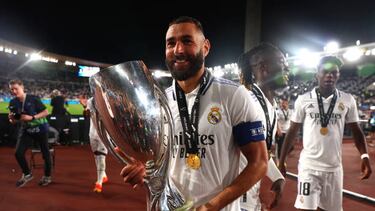 HELSINKI, FINLAND - AUGUST 10: Karim Benzema of Real Madrid celebrates with the trophy following the Real Madrid CF v Eintracht Frankfurt - UEFA Super Cup Final 2022 at Helsinki Olympic Stadium on August 10, 2022 in Helsinki, Finland. (Photo by Chris Brunskill/Fantasista/Getty Images)
