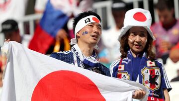 Aficionados japoneses celebran la clasificación a octavos de su selección.