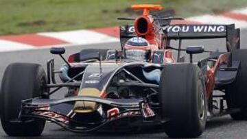 <b>NUEVOS PLANES.</b> El antiguo piloto Gerhard Berger, copropietario del equipo de Fórmula Uno Toro Rosso, ha vendido su paquete de acciones a Red Bull debido a las nulas posibilidades de progresión de la escudería.