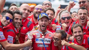Mission Winnow Ducati&#039;s Italian rider Andrea Dovizioso celebrates with his team after the Austrian Moto GP Grand Prix in Spielberg, on August 11, 2019. (Photo by Johann GRODER / APA / AFP) / Austria OUT