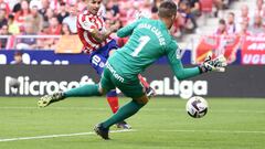 MADRID, SPAIN - OCTOBER 08: Angel Correa of Atletico Madrid scores their side's second goal as Juan Carlos of Girona FC attempts to make a save during the LaLiga Santander match between Atletico de Madrid and Girona FC at Civitas Metropolitano Stadium on October 08, 2022 in Madrid, Spain. (Photo by Denis Doyle/Getty Images)