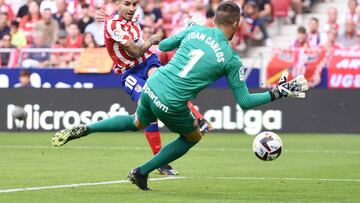 MADRID, SPAIN - OCTOBER 08: Angel Correa of Atletico Madrid scores their side's second goal as Juan Carlos of Girona FC attempts to make a save during the LaLiga Santander match between Atletico de Madrid and Girona FC at Civitas Metropolitano Stadium on October 08, 2022 in Madrid, Spain. (Photo by Denis Doyle/Getty Images)