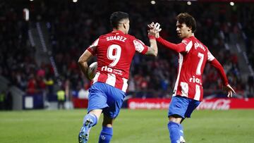 Jo&atilde;o F&eacute;lix felicita a la carrera a Su&aacute;rez por su primer gol. 