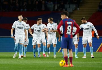 0-1. Artem Dovbyk celebra el primer gol con sus compañeros. El jugador ucraniano marca en el minuto 11 de partido.