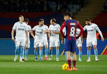 0-1. Artem Dovbyk celebra el primer gol con sus compañeros. El jugador ucraniano marca en el minuto 11 de partido.