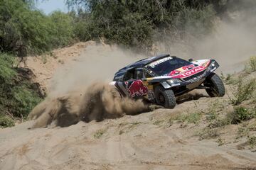 Decimotercera etapa entre San Juan y Córdoba. El piloto español Carlos Sainz con Peugeot.