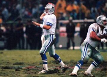 Troy Aikman se prepara para lanzar un pase durante el American Bowl '94 en el Estadio Azteca entre Petroleros y Vaqueros.