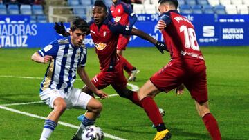 El centrocampista del Recreativo de Huelva Antonio Ponce (i) ante el defensa ecuatoriano del Osasuna Pervis Estupiñán (c) y el delantero Juan Villareal (d), este martes durante el encuentro de dieciseisavos de final de la Copa del Rey disput