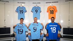 MANCHESTER, ENGLAND - JULY 10: Julian Alvarez, Erling Haaland and Stefan Ortega of Manchester City pose with Manchester City shirts inside the dressing room during the Manchester City Summer Signing Presentation Event at Etihad Stadium on July 10, 2022 in Manchester, England. (Photo by Matt McNulty - Manchester City/Manchester City FC via Getty Images)