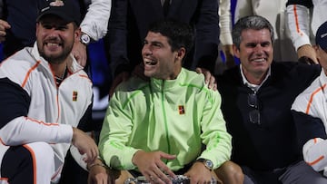 Alcaraz, entre su padre y su hermano.