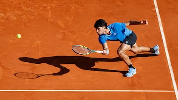 Carlos Alcaraz, en acción contra Tomás Martín Etcheverry en Montecarlo.