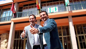 Antonio Monterrubio con Jos¨¦ Mar¨ªa Bellido, alcalde de C¨®rdoba.