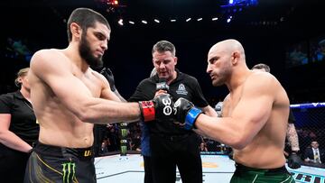 Islam Makhachev y Alexander Volkanovski en su primera pelea.