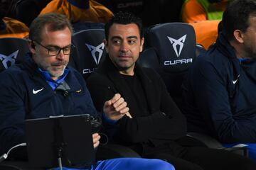 Xavi, con su hermano en el banquillo con una tablet. 