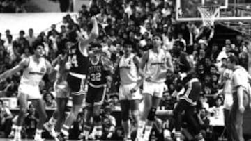 Danny Ainge, ante Martín McHale, Romay, Rogers, Parish y Petrovic. El primer Madrid-Celtics de la historia se jugó en el Palacio de Deportes en octubre de 1988.