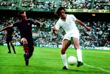 Vicente del Bosque con el balón ante Rife.