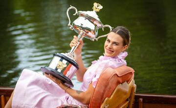 Aryna Sabalenka levanta el trofeo de campeona del Abierto de Australia llegando a la sesión en góndola.