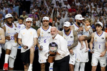 Pablo Laso levanta el trofeo de campeón de Liga.