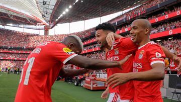 Lisbon (Portugal), 27/05/2023.- Benfica's Goncalo Ramos (C) celebrates with Joao Mario (R) and Florentino after scoring the 1-0 goal during the Portuguese First League soccer match between Benfica and Santa Clara, in Lisbon, Portugal, 27 May 2023. (Lisboa) EFE/EPA/MIGUEL A. LOPES