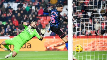 En-Nesyri anota así un gol al Granada de cabeza.