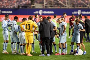 Los jugadores del Atlético de Madrid en la pausa para la hidratación.
