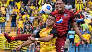 Mexican Omar Rosas (L) of Real Espana vies for the ball with Denil Maldonado of Motagua during the Honduran Clausura tournament final football match at the Olimpico Metropolitano stadium in San Pedro Sula, Honduras, on May 29, 2022. (Photo by Orlando SIERRA / AFP) (Photo by ORLANDO SIERRA/AFP via Getty Images)