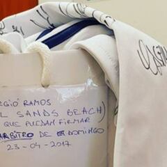El árbitro del Clásico fue 'correo' de una camiseta de Ramos