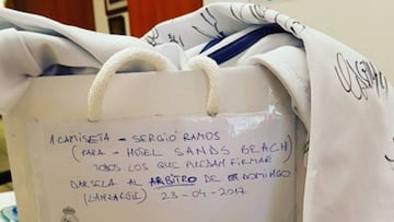 El árbitro del Clásico fue 'correo' de una camiseta de Ramos