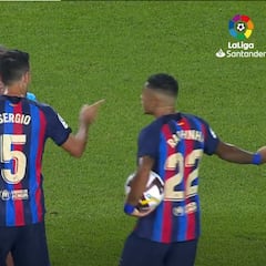 La jugada que enfureció al Barça: Xavi, Pedri y Busquets protestando, el Camp Nou pitando...