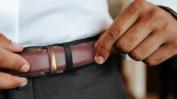 Cintur¨®n con hebilla autom¨¢tica y sin agujeros de color marr¨®n para hombre