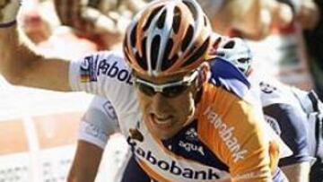 <b>NERVIOS DESDE EL PRINCIPIO.</B> El comienzo ha sido nervioso debido a los pocos kilómetros y el continúo subir y bajar la media docena de puertos puntuables, lo que ha provocado que el ritmo haya suido endiablado, con numerosas escapadas que no prosperaron.