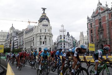 Primoz Roglic se quedó con el título en La Vuelta a España. El podio lo completó Alejandro Valverde y Tadej Pogacar. Superman López se llevó el premio de Supercombativo de la carrera y el Movistar Team de Nairo fue el mejor equipo. 