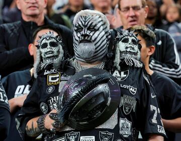 'The Hollywood Raider', que es como se conoce a este fan del equipo vegasino, escucha el himno de Estados Unidos antes del partido que enfrentaría a su equipo contra Los Angeles Chargers y que se saldaría con una de las mayores palizas del año: los Raiders se impusieron por 21 a 63 (0 a 42 al descanso).