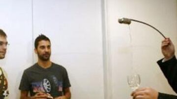 <B>MAÑANA DE DESCANSO</B>. Jose Manuel Calderon y Juan Carlos Navarro observan a un experto sirviendo vino en la embajada española en Tokio.