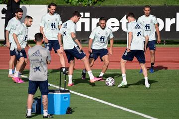 Álvaro Morata y Koke con el grupo en un rondo.