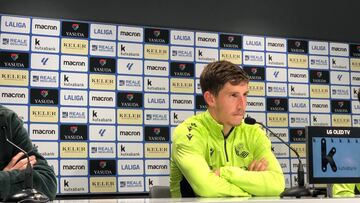 Aihen en la sala de prensa de Zubieta.