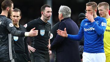 Carlo Ancelotti discute con Chris Kavanagh tras el encuentro. El t&eacute;cnico italiano fue expulsado.