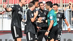 Soccer Football - Serie A - Monza v Juventus - Stadio Brianteo, Monza, Italy - September 18, 2022  Juventus' Angel Di Maria and teammates react after he was shown a red card by referee Fabio Maresca REUTERS/Alberto Lingria