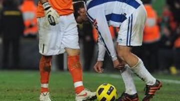 <b>CONSECUENCIAS. </b>El guardameta Bravo sufrió un leve esguince en el 5-0 encajado ante el Barcelona.