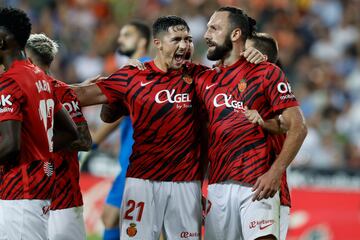 Raíllo celebra un gol, esta temporada, con Muriqi.
